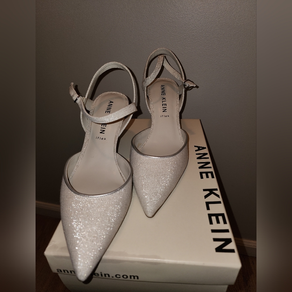 Anne Klein Rita silver/off white pump
